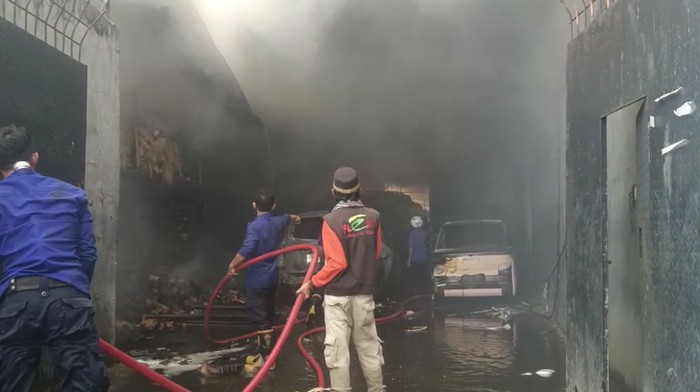 Kebakaran pabrik minyak goreng di Gowa, Sulsel.