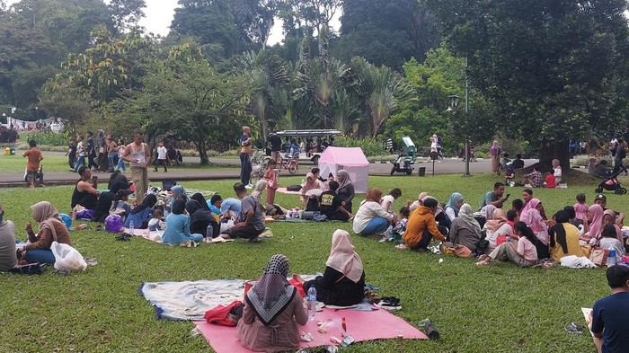 Kebun Raya Bogor (KRB) jadi salah satu lokasi wisata favorit warga untuk mengisi liburan Lebaran 2024. Kebun Raya Bogor diramaikan para pengunjung pada Lebaran hari ketiga, Jumat (12/4/2024).