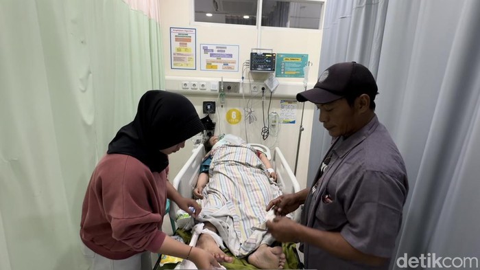 Salah satu korban luka kecelakaan bus Rosalia Indah saat menerima perawatan di Rumah Sakit Islam Weleri Kendal, Kamis (11/4/2024).