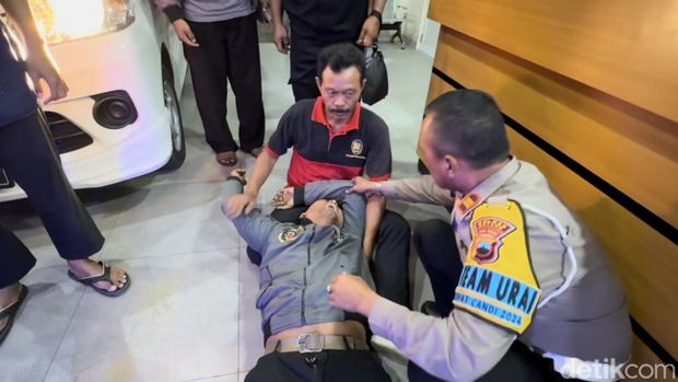 Nanang, ayah dari Z, korban meninggal kecelakaan bus Rosalia Indah di ruas Tol Batang-Semarang Km 370 menangis dan memeluk peti jenazah anaknya pada Kamis (11/4/2024) malam.