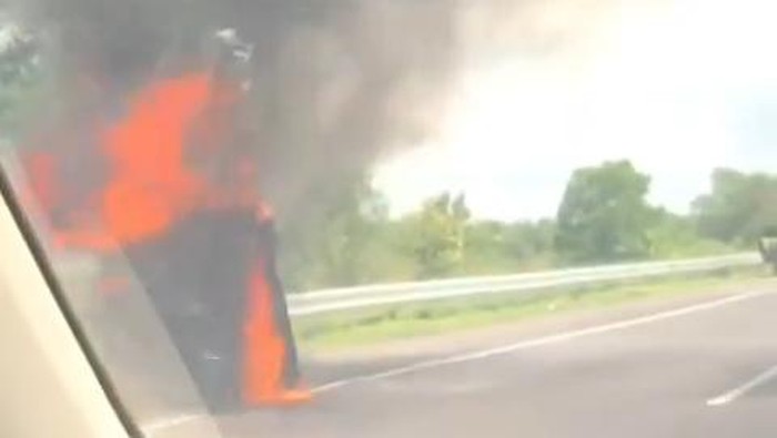 Kecelakaan tunggal di Tol Terpeka, mobil Toyota Kijang terbakar.