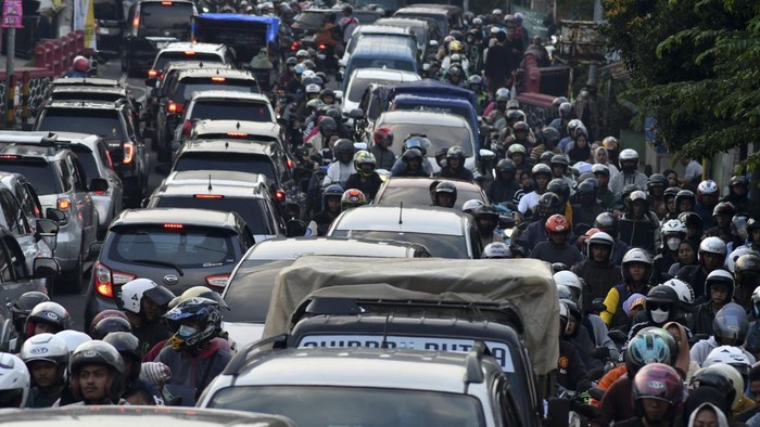 Sejumlah kendaraan terjebak kemacetan di jalan raya Seseupan, Ciawi, Kabupaten Bogor, Jawa Barat, Kamis (11/4/2024). Kemacetan terjadi akibat tingginya volume kendaraan yang menuju jalur wisata Puncak, Bogor saat libur hari kedua Lebaran. ANTARA FOTO/Arif Firmansyah
