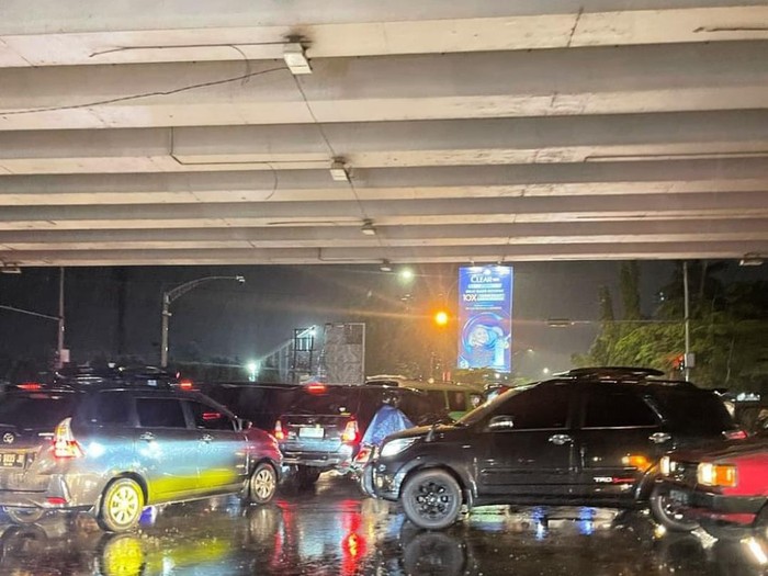 Kemacetan panjang terjadi akibat jalan protokol terendam banjir