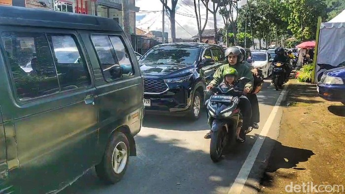 Kepadatan lalu lintas di jalur wisata Ciwidey, Kabupaten Bandung.