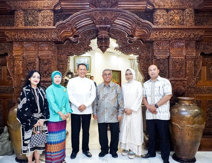 Ketua MPR RI sekaligus Wakil Ketua Umum Keluarga Besar Forum Komunikasi Putra Putri Purnawirawan dan Putra Putri TNI – Polri (FKPPI) Bambang Soesatyo (Bamsoet) saat menghadiri acara open house di kediaman Ketua Umum FKPPI dan Ketua Aliansi Kebangsaan Pontjo Sutowo di Jakarta, Kamis (11/4).