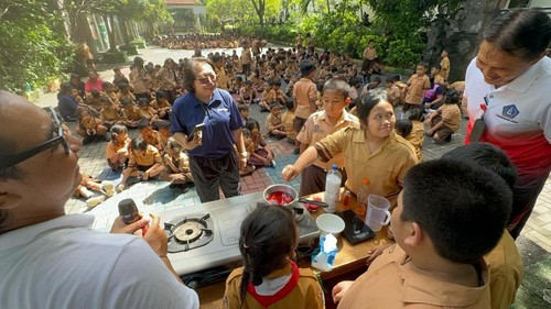 Komunitas Laksana Becik mengajak sejumlah siswa di SD 4 Tuban, Badung membuat lilin berbahan olahan minyak goreng bekas, beberapa waktu lalu.