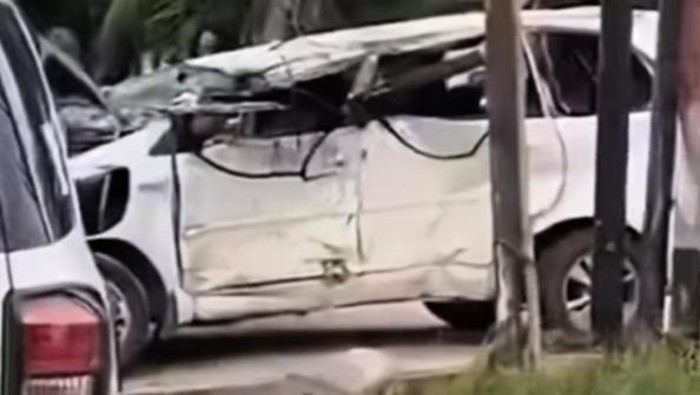 Kondisi mobil yang hancur karena kecelakaan di Palembang.