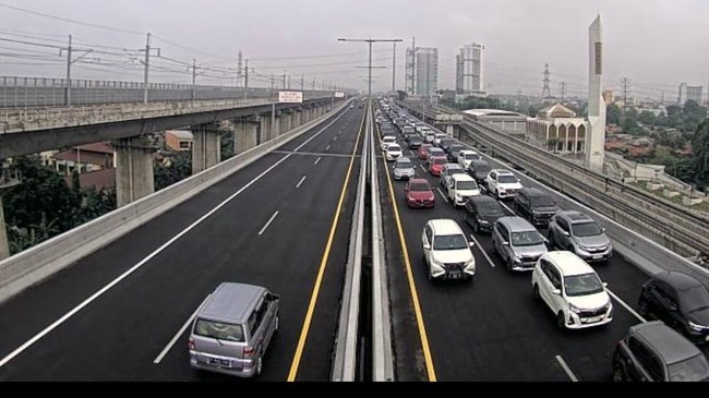 Aksi Ugal-ugalan Pemotor Cengtri Masuk Tol sampai Layang MBZ