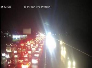 Tol Cikampek Arah Jakarta Macet Jelang Rest Area Malam Ini