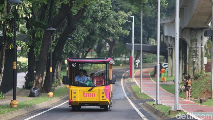 Sejumlah wisatawan mengantre menaiki kendaraan pengantar ke anjungan-anjungan provinsi dan museum di Taman Mini Indonesia Indah (TMII), Jakarta, Jumat (12/4/2024). Pada hari ketiga lebaran, TMII diprediksi dipadati lebih puluhan ribu orang wisatawan yang akan datang.
