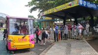Wisatawan nampak antre untuk menaiki kendaraan yang akan mengantar berkeliling TMII.