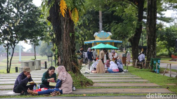 Sejumlah wisatawan mengantre menaiki kendaraan pengantar ke anjungan-anjungan provinsi dan museum di Taman Mini Indonesia Indah (TMII), Jakarta, Jumat (12/4/2024). Pada hari ketiga lebaran, TMII diprediksi dipadati lebih puluhan ribu orang wisatawan yang akan datang.