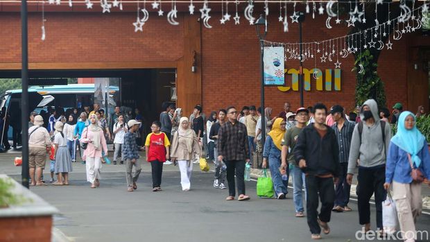 Sejumlah wisatawan mengantre menaiki kendaraan pengantar ke anjungan-anjungan provinsi dan museum di Taman Mini Indonesia Indah (TMII), Jakarta, Jumat (12/4/2024). Pada hari ketiga lebaran, TMII diprediksi dipadati lebih puluhan ribu orang wisatawan yang akan datang.