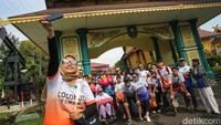 Pengunjung nampak berfoto di salah satu anjungan TMII.
