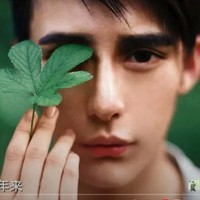 Selebgram Lin Hao Yang yang dulu dikenal sebagai Liu Zi Chen pernah viral karena penampilan wajahnya. Setelah melakukan operasi plastik, ia disebut mirip siluman ular putih. Foto: Weibo Lin Hao Yang