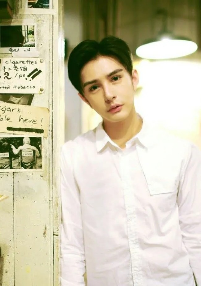 Lin Hao Yang pertama kali viral pada tahun 2010. Ketika itu, wajahnya disamakan dengan influencer yang menyebut dirinya sebagai siluman ular putih. Foto: Weibo Lin Hao Yang