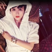 Hal tersebut dikarenakan sang influencer asal China punya wajah meruncing, hidung panjang, mata bulat, dan kulit yang sangat putih tapi tampak tidak natural. Foto: Weibo Lin Hao Yang