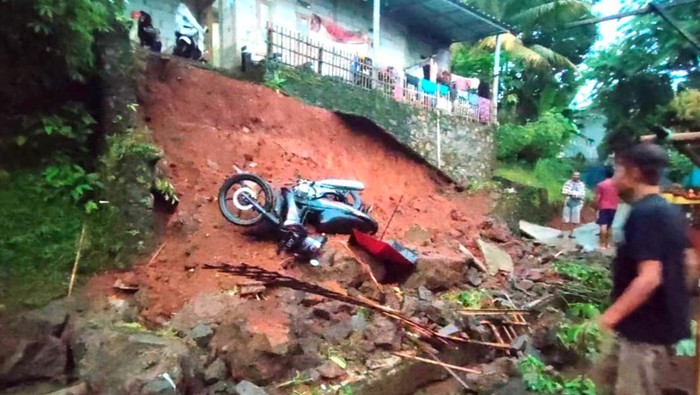 Longsor di Ciamis, Jumat (12/4/2024).