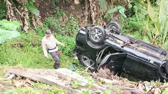 Sebuah minibus yang membawa 7 orang penumpang jatuh ke jurang sedalam 5 meter di Kabupaten Maros, Sulawesi Selatan (Sulsel).