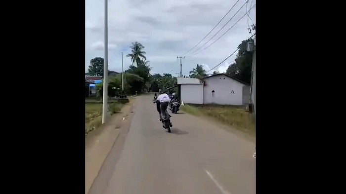 Seorang pengendara motor melakukan aksi freestyle di Jalan Poros Moncongloe, Kabupaten Maros, Sulawesi Selatan (Sulsel).