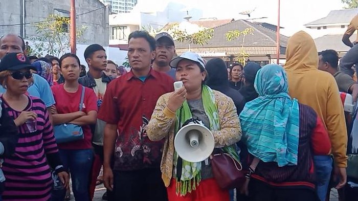 Massa saat menggelar aksi di depan hotel tempat Presiden Jokowi menginap di Medan. (Foto: Istimewa).