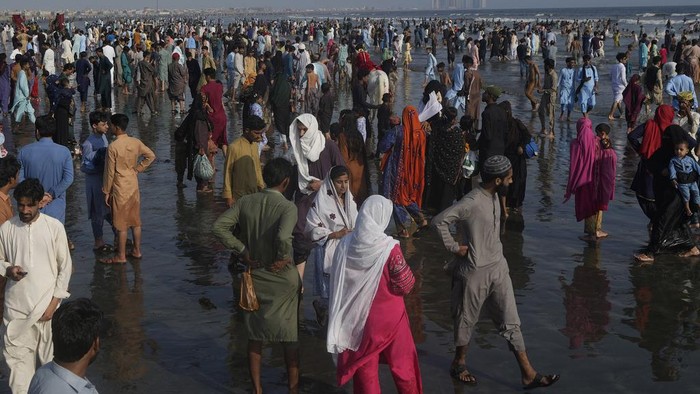 Pashtuns perform their traditional dance at the Clifton beach to celebrate the Eid al-Fitr holidays, marking the end of the Islamic holy fasting month of Ramadan, in Karachi, Pakistan, Thursday, April 11, 2024. (AP Photo/Fareed Khan)