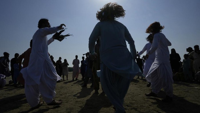 Melihat Perayaan Idul Fitri di Pakistan Pashtuns perform their traditional dance at the Clifton beach to celebrate the Eid al-Fitr holidays, marking the end of the Islamic holy fasting month of Ramadan, in Karachi, Pakistan, Thursday, April 11, 2024. (AP Photo/Fareed Khan)