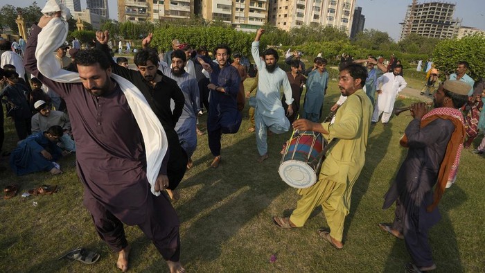 Melihat Perayaan Idul Fitri di Pakistan Pashtuns perform their traditional dance at the Clifton beach to celebrate the Eid al-Fitr holidays, marking the end of the Islamic holy fasting month of Ramadan, in Karachi, Pakistan, Thursday, April 11, 2024. (AP Photo/Fareed Khan)