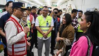 Menteri Perhubungan Budi Karya Sumadi menyapa calon penumpang pesawat saat meninjau kesiapan arus balik Lebaran di Bandara Soekarno Hatta, Kota Tangerang, Banten, Jumat (12/4/2024).