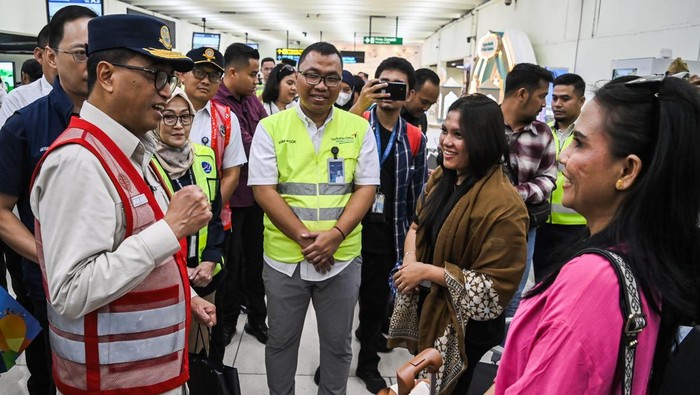 Menhub tinjau kesiapan arus balik di Bandara Soetta Menteri Perhubungan Budi Karya Sumadi meninjau kesiapan arus balik Lebaran di Bandara Soekarno Hatta, Kota Tangerang, Banten, Jumat (12/4/2024). Kementerian Perhubungan menyatakan pesawat terbang merupakan moda transportasi yang banyak dipilih masyarakat untuk mudik sebanyak 274.967 orang atau 28,93 persen dari total penumpang angkutan umum terhitung dari H-2 Lebaran 2024 sehingga juga memerlukan kesiapan dalam layanan arus balik. ANTARA FOTO/Sulthony Hasanuddin/nz
