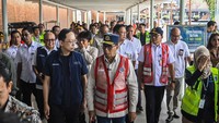Menteri Perhubungan Budi Karya Sumadi meninjau kesiapan arus balik Lebaran di Bandara Soekarno Hatta, Kota Tangerang, Banten, Jumat (12/4/2024).