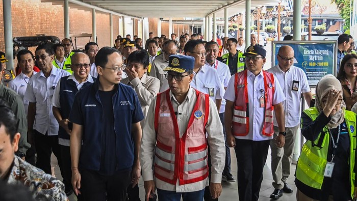Menhub tinjau kesiapan arus balik di Bandara Soetta Menteri Perhubungan Budi Karya Sumadi meninjau kesiapan arus balik Lebaran di Bandara Soekarno Hatta, Kota Tangerang, Banten, Jumat (12/4/2024). Kementerian Perhubungan menyatakan pesawat terbang merupakan moda transportasi yang banyak dipilih masyarakat untuk mudik sebanyak 274.967 orang atau 28,93 persen dari total penumpang angkutan umum terhitung dari H-2 Lebaran 2024 sehingga juga memerlukan kesiapan dalam layanan arus balik. ANTARA FOTO/Sulthony Hasanuddin/nz