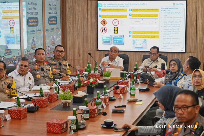 Menteri Perhubungan Budi Karya Sumadi  mendampingi Menteri Koordinator Bidang Pembangunan Manusia dan Kebudayaan (Menko PMK) Muhadjir Effendy rapat koordinasi kesiapan pelaksanaan operasional arus balik Lebaran 2024. Rapat ini turut dihadiri oleh perwakilan stakeholder terkait, mulai dari Kepolisian RI, Jasa Marga, Jasa Raharja, hingga ASDP.