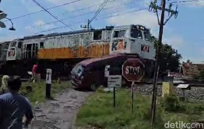 Mobil Carry tertabrak kereta api di Madiun.