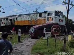 Video Detik-detik Mobil Carry Tertabrak KA Argo Semeru di Madiun