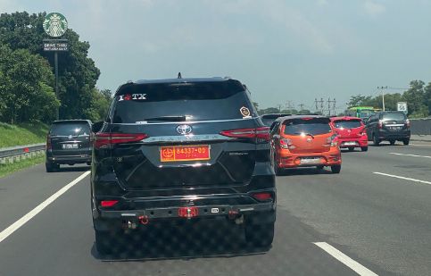 Mobil pelat TNI tabrak mobil wartawan.