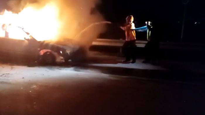 Mobil Pemudik Asal Gresik Terbakar di Tol Jomo Gegara Korsleting Listrik