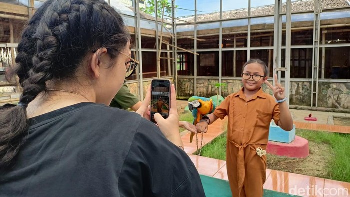 Momen pengunjung berfoto dengan satwa di wisata edukasi burung