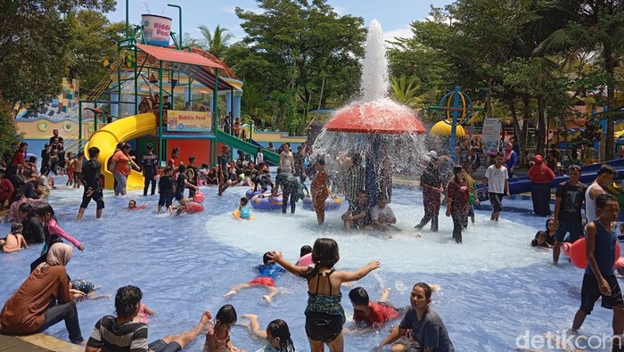 Serbuan Wisatawan di Wahana Opi Water Fun Palembang