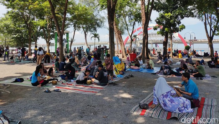 Pantai Kenjeran ramai dikunjungi wisatawan saat libur Lebaran.