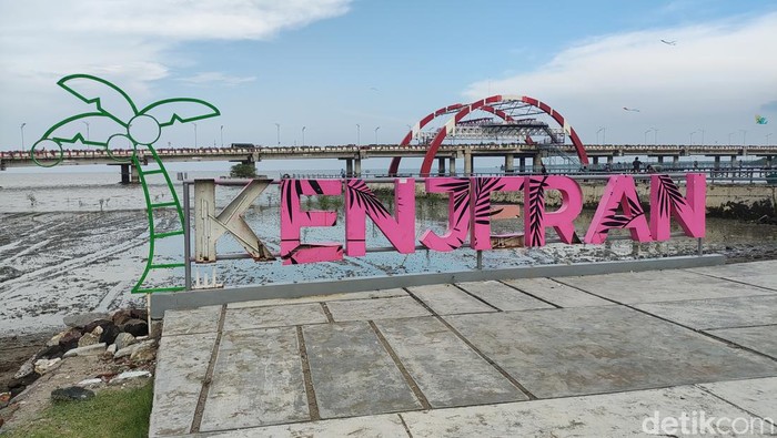 Pantai Kenjeran Surabaya.