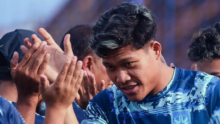 Para pemain PSIS Semarang melaksanakan tradisi lebaran yakni salam-salaman sebelum latihan di lapangan Wisesa, Demak, pada Jumat (12/4/2024) sore.