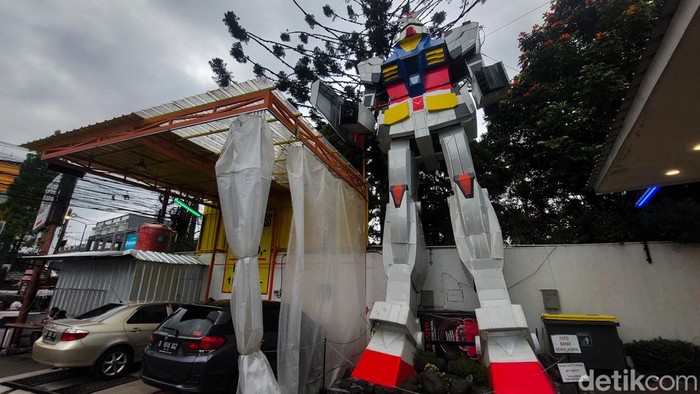 Patung Gundam di Lembang Bandung Barat.