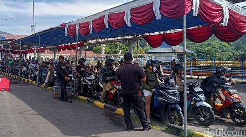 Situasi di Pelabuhan Padangbai saat arus mudik beberapa waktu yang lalu. (I Wayan Selamat Juniasa/detikBali)