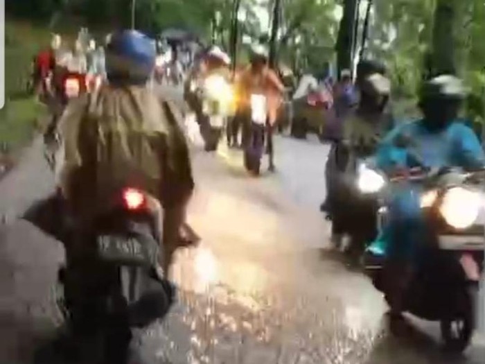 pemotor jatuh karena jalan licin akibat tumpahan solar