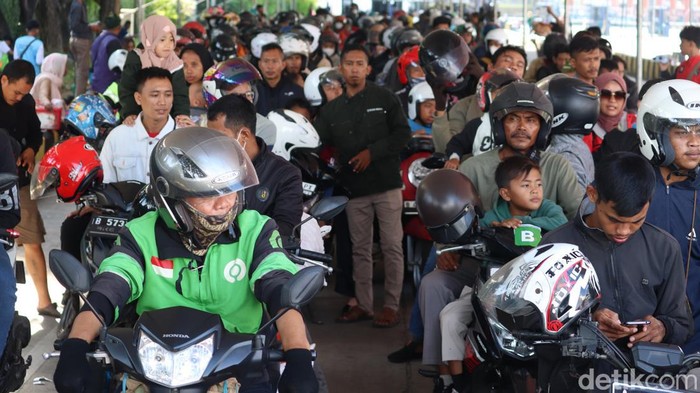 Pemudik yang menggunakan kendaraan roda dua mendominasi Pelabuhan Bakauheni.