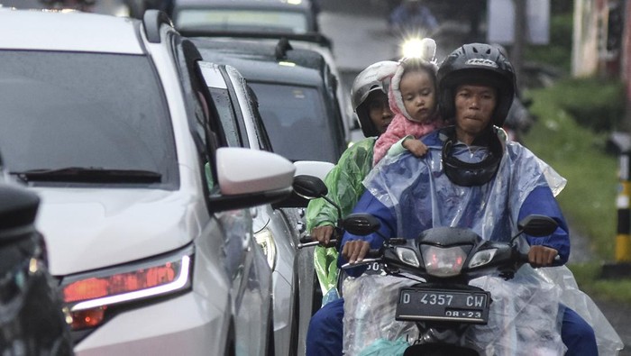 Penampakan Macet Arus Balik di Jalur Selatan Pemudik terjebak macet di Jalur Selatan, Kadipaten, Kabupaten Tasikmalaya, Jawa Barat, Jumat (12/4/2024). Pada H+2, Dinas Perhubungan (Dishub) Kabupaten Tasikmalaya mencatat volume pemudik pada arus balik lebaran yang melintas di Jalur Selatan dari arah Tasikmalaya menuju Bandung-Jakarta dan sebaliknya sebanyak 2.435 kendaraan per jam. ANTARA FOTO/Adeng Bustomi/