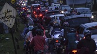 Menteri Perhubungan (Menhub) Budi Karya Sumadi mengimbau masyarakat balik mudik lebih awal. Pihaknya menyebut puncak arus balik akan terjadi pada Minggu dan Senin mendatang.