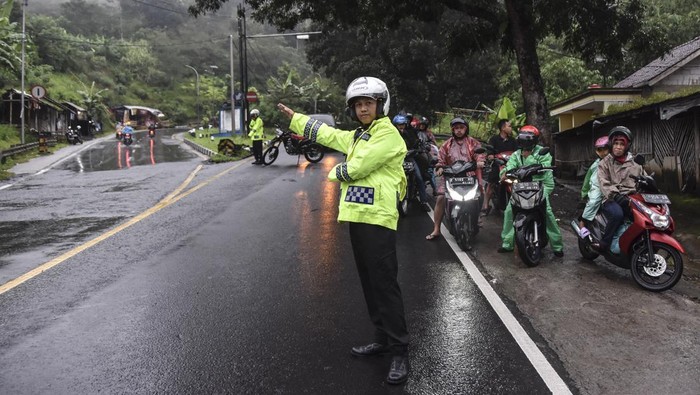 Penampakan Macet Arus Balik di Jalur Selatan Pemudik terjebak macet di Jalur Selatan, Kadipaten, Kabupaten Tasikmalaya, Jawa Barat, Jumat (12/4/2024). Pada H+2, Dinas Perhubungan (Dishub) Kabupaten Tasikmalaya mencatat volume pemudik pada arus balik lebaran yang melintas di Jalur Selatan dari arah Tasikmalaya menuju Bandung-Jakarta dan sebaliknya sebanyak 2.435 kendaraan per jam. ANTARA FOTO/Adeng Bustomi/