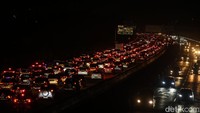 Arus balik mudik pada H+2 lebaran mulai terasa di Tol Jakarta-Cikampek. Ruas tol Jakarta-Cikampek mulai padat kendaraan, Jumat (12/4/2024) malam.